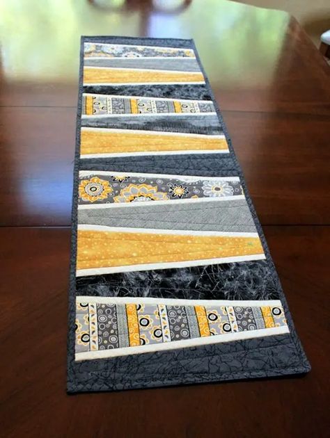 Modern Table Runners Quilted, Modern Table Runner, Table Runner Quilt, Modern Table Runners, Patchwork Table Runner, Quilted Table Runners Patterns, Quilt Modernen, Place Mats Quilted, Quilted Table Toppers