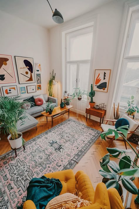 Prints and paintings by Jan Skacelik decorate this large mid-century boho living room #artwork #painting #interiordesign #midcentury Jan Skacelik, Mid Century Boho Living Room, Boho Apartments, Interior Boho, Lots Of Plants, Elegant Living Room Design, 아파트 인테리어, Modern Houses Interior, Vintage Living Room