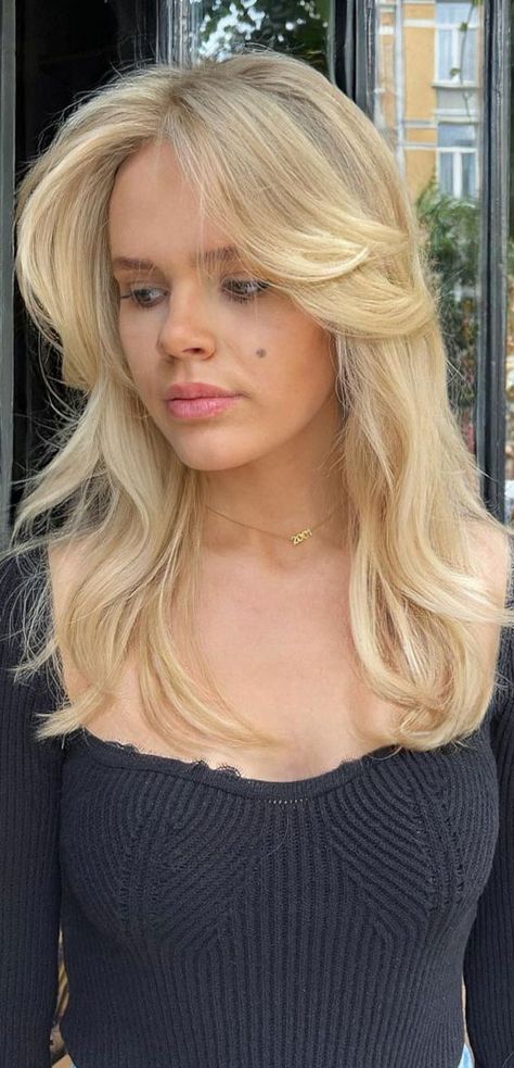 blonde balayage, platinum blonde, honey blonde, blonde hair color, shades of blonde hair, blonde hair color trends Autumn Blonde Hair Color Trends, Yellow Blonde Highlights, Bright Golden Blonde Hair, Butter Blonde Hair Color, Blonde Hair Colour Ideas, Blonde Hair Yellow, Balayage Platinum, Trendy Blonde Hair, Butter Blonde Hair