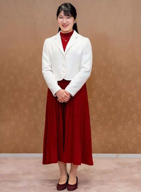 Japanese Princess Aiko's 22nd birthday photos have been released Japanese Princess, White Tweed Jacket, High Neck Midi Dress, Japan History, Royal Family News, 1 Birthday, 22nd Birthday, White Tweed, Birthday Photos