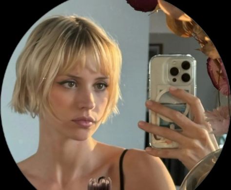 Very Short Bob With Fringe, Chin Length Bob Blonde, Styling Short Bob Hair, Blonde Micro Bob, Blonde Short Bob With Bangs, Blonde Micro Bangs, Women With Buzzcut, Short Hair With Micro Bangs, Bob Side Bangs