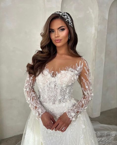 wedding hair inspo, wedding hairstyles, wedding hollywood glam waves, wedding hair for long hair, brunette wedding hair, brown wedding hair, bridal hairstyle, classic wedding hair, modern wedding hair, volumious wedding hair Bridal Hair Big Forehead, Hair Big Forehead, Modern Wedding Hair, Classic Modern Wedding, Circus Cookies, Hollywood Curls, Forehead Hair, Romantic Wedding Hair, Wavy Curls