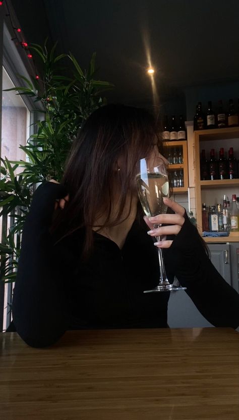 Pics In Restaurant Aesthetic, Poses With Wine Glasses, Restaurant Poses Instagram Night, Drinking Wine Pose, Pose With Drink, Dinner Photos Instagram, Restaurant Aesthetic Pictures, Restaurant Poses Instagram, Wine Poses