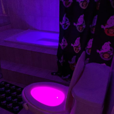 Neon Bathroom Aesthetic Ideas, Neon Bathroom Ideas, Hypebeast Bathroom Decor, Led Light Bathroom Aesthetic, Neon Bathroom Decor, Hype Beast Bathroom, Vibey Bathroom Decor Ideas, Vibe Bathroom Aesthetic, Bathroom Hypebeast