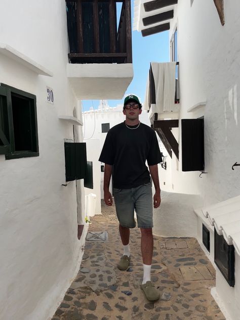 Outfit estivo minimal streetwear con birkenstock boston tee basic e shorts Guys Jorts Outfit, Mens Jorts Outfits, Men Jorts Outfits, Jorts Outfits Men, Men Birkenstock Outfit, Mens Birkenstocks Outfit, Jorts Outfit Idea Men, Jorts Mens Outfits, Birkenstock Outfit Men