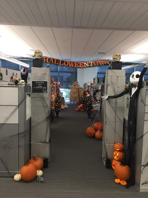 Office Halloween Themes, Cubicle Halloween Decorations, Halloween Town Decorations, Halloween Cubicle, Creative Halloween Decorations, Office Halloween Decorations, Office Halloween, Halloween Office, Halloween Decoration Ideas