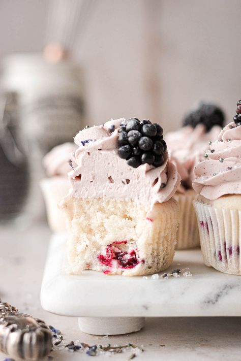 Blackberry Cupcakes Recipes, Spring Bakery Ideas, Spring Cupcakes Flavors, Spring Cupcake Recipes, Berry Cupcake, Blackberry Cupcakes, Lavender Cupcakes, Berry Cupcakes, Summer Cupcakes