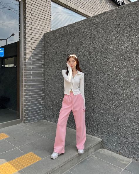 Peach Outfit Aesthetic, Korean Spring Outfits, Foto Ootd, Pink Pants Outfit, Light Pink Pants, Peach Clothes, Light Pink Jeans, Korean Casual Outfits, Outfit Pink