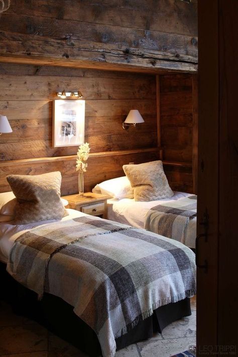 Charm Aesthetic, Mountain Interiors, Wooden House Design, Log Cabin Interior, Cabin Bedroom, Chalet Design, Aesthetic House, Cabin Interiors, Cabin Living