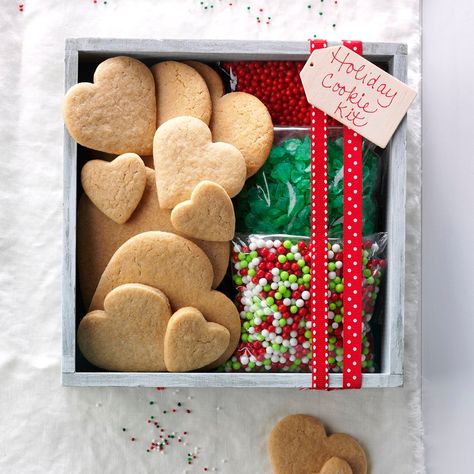 Find unexpected ways to gift Christmas cookies this year. Christmas Cookie Packaging Ideas, Christmas Cookie Packaging, Cookie Packaging Ideas, Cookie Gift Packaging, Christmas Cookies Packaging, Cookies Packaging, Christmas Cookie Box, Christmas Treats Boxes, Cookie Decorating Kits