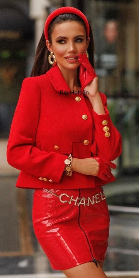 Red Gloves Outfit, Tweed Aesthetic, Boss Lady Outfit, Gloves Outfit, Woman In Red, Red Gloves, Chanel Tweed, Winter Mode, Wearing Red