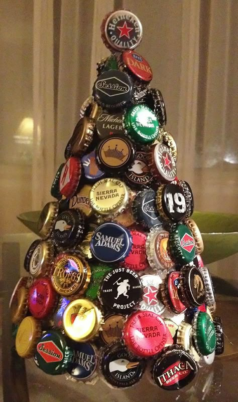 Beer Bottle Cap Crafts, Beer Crafts, Diy Bottle Cap Crafts, Beer Cap Art, Bottle Top Crafts, Carillons Diy, Bottle Cap Projects, Beer Bottle Caps, Beer Bottle Cap