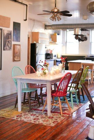 different colored chairs... Mismatched Living Room Furniture, Dining Furniture Makeover, Rustic Dining Furniture, Painted Chairs, Colorful Chairs, Outdoor Dining Furniture, Design Del Prodotto, Ikea Hacks, Open Kitchen