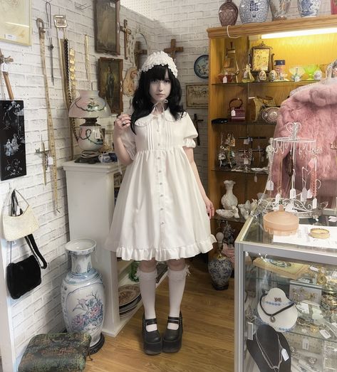 Doll at the antique store 🗝️🕰️🤍 Doll Inspired Outfits, Morute Fashion, Doll Outfit Ideas, Outfits For Cats, Antique Outfits, Dollcore Outfits, Outfit Themes, Cat Outfits, White Goth