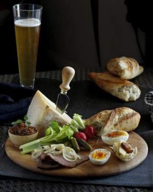 Irish Pub Aesthetic, Ploughmans Platter, Pub Aesthetic, Ploughman's Lunch, Ploughmans Lunch, Beer Food, Gastro Pubs, Lunch Recipe, Pub Food