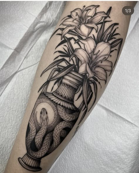 Skeleton Lovers Tattoo, Traditional Tattoo Vase, Baroque Tattoo, Lovers Tattoo, Skeleton Lovers, Rose Drawing Tattoo, Traditional Tattoo Designs, Traditional Tattoo Sleeve, Quality Tattoo