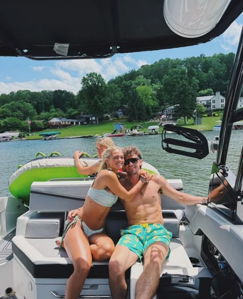 Cute Couple Boat Pics, Lake With Boyfriend, Lake Boat Pictures, Boat Pictures With Boyfriend, Lake Pics With Boyfriend, Couple Boat Pics, Boat Couple Pics, Lake Pictures With Boyfriend, Couple On Boat