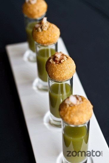 Pani Puri Shots, Indian Wedding Food, Wedding Food Ideas, Indian Appetizers, Pani Puri, Desi Food, Indian Street Food, Creative Display, Finger Food Appetizers