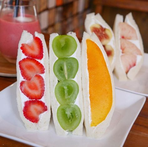 Fruit Sandwich Aesthetic, Fruit Sando Aesthetic, Sandwich Sando, Japan Sandwich, Strawberry Cream Sandwich, Neon Cafe, Fruit Sando, Fruit Sandwiches, Ramadan Desserts