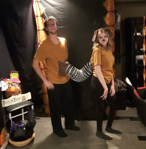 Diy Slinky, Teacher Halloween Costumes Group, Disney Çiftleri, Disney Couple Costumes, Dog Couple, Costume Couple, Halloween Costumes Diy Couples, Cute Couples Costumes, Slinky Dog