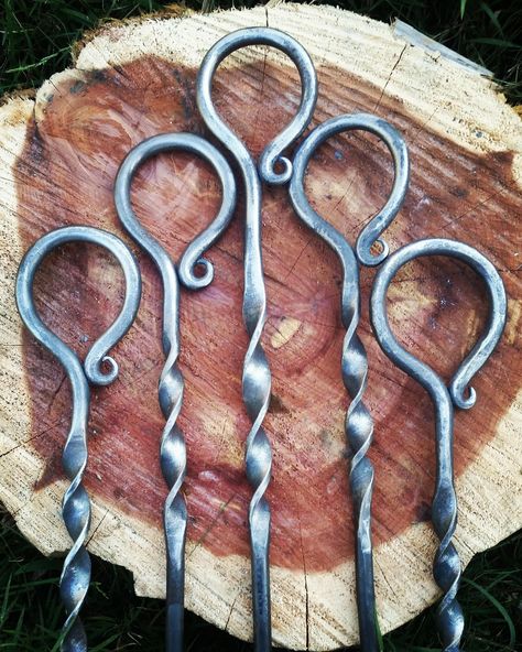 Forging Projects, Iron Ideas, Blacksmith Tools, Blacksmith Projects, Horseshoe Crafts, Blacksmith Shop, Roasting Marshmallows, Horseshoe Art, Forging Metal