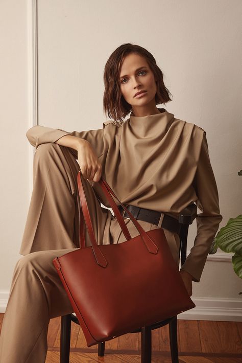 Minimalist Tote, Photography Bags, Shooting Photo, Aging Beautifully, Elba, Golden Brown, Soft Flannel, Model Poses, Vegetable Tanned Leather