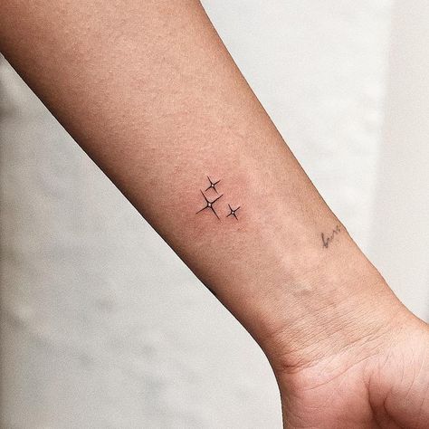 Small Tattoos on Instagram: “Beautiful stars by @indira_txttoo · Manhattan, NYC 🇺🇸” Sparkle Tattoo, Small Star Tattoos, Tattoo Placements, Small Tattoos With Meaning, Small Tattoos Simple, Cute Tiny Tattoos, Temp Tattoo, Small Hand Tattoos, Best Friend Tattoos