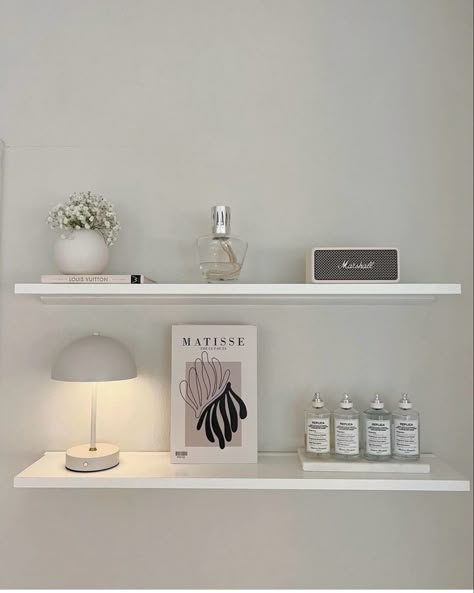 Minimal Shelf Decor, Floating Shelves Bedroom, Shelf Decor Bedroom, Minimalist Shelves, Study Room Decor, Room Shelves, Room Goals, Decor Details, Shelves In Bedroom