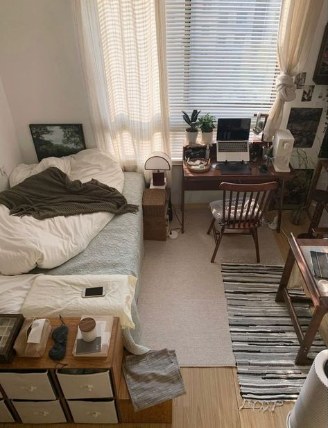 Small Bedroom Ideas With Carpet Floor, Bed And Desk Layout Small Room, Minimalist Appartement, Room With Brown Walls, Small College Apartment Bedroom, Room Arrangement Ideas Bedroom, Room With Desk, Minimalist Bedrooms, Small Room Interior