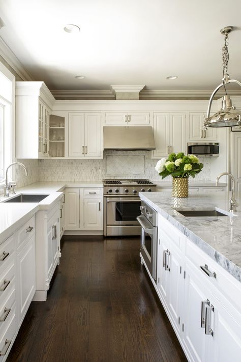 Traditional transitional kitchen with white cabinets, marble countertops and dark flooring by Laura Michaels Design White Kitchen Dark Floors, Dark Kitchen Floors, Modern White Kitchen Cabinets, White Kitchen Cupboards, Wood Floor Kitchen, White Kitchen Remodeling, Dark Floors, Dark Wood Floors, Marble Counter