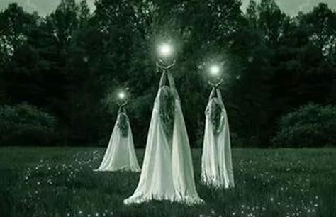 Maiden Mother Crone, Power Of Three, Which Witch, Photographie Portrait Inspiration, Three Women, Witching Hour, White Witch, Sacred Feminine, Witch Stuff