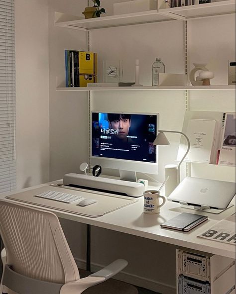 creds to @/yongyong_leo on ig! Small Room Setup, Study Desk Decor, Work Space Decor, Desk Inspiration, Showroom Interior Design, White Desk, Dream Apartment Decor, Office Room Decor, Room Redesign