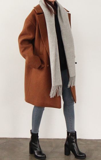 Oversized tan wool coat and chunky boots | winter style | winter fashion | streetstyle | winter look | outfit Mantel Outfit, Mode Retro, Bts Cute, School Looks, Kpop Bts, Winter Trends, Mode Inspo, Summer Boy, 가을 패션