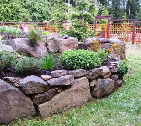 I wish I had lots of rocks to make this raised bed herb garden in the back yard. Garden With Rocks, Raised Bed Herb Garden, Wall Gardening, Garden Rustic, Herb Garden Design, Rock Garden Design, Budget Garden, Rock Garden Landscaping, Rock Wall