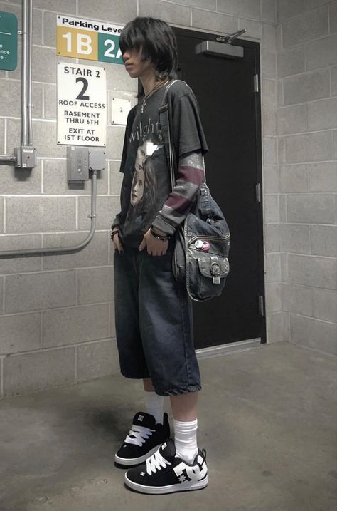 Guy Wearing Converse, Man Fits Aesthetic, Men Fashion Grunge, Japanese Style Streetwear, Masc Alt Clothes, Male Gyaru Fashion, 2000s Skater Boy Outfits, Emo Streetwear Men, Early 2000s Skater Fashion