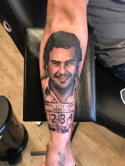 Pablo Escobar Tattoo Ideas, Pablo Escobar Tattoo Design, Pablo Escobar Pictures, Escobar Tattoo, Men Tattoos Arm, Tattoos Arm Sleeve, Tattoo Mafia, Leg Sleeve Tattoos, Leg Tattoo Ideas