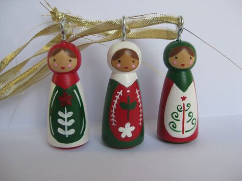 Matryoshka peg doll ornaments by IGotyouPegged on Etsy Wooden Peg Dolls, Doll Ornaments, Craft Sticks, Wood Peg Dolls, Bendy Doll, Peg People, Clothespin Dolls, Clothes Pin Crafts, Pin Doll