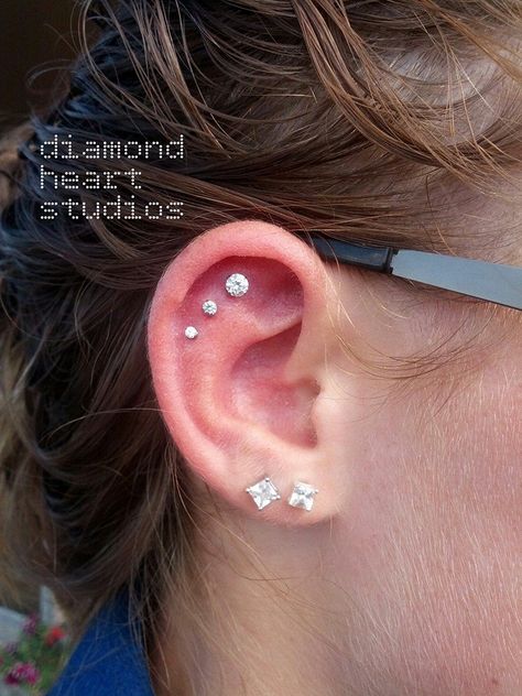 Flat Piercing Ideas Minimalist, Triple Flat Ear Piercing, Triple Flat Piercing Ideas, Flats Ear Piercing, 3 Flat Ear Piercings, Flat Piercing Ears, Triple Flat Piercing, Piercing Flat, Flat Piercings