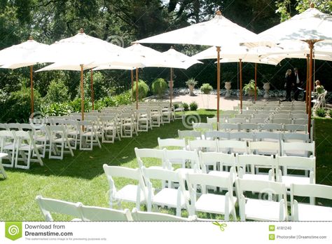 Sunbrellas for day time wedding Wedding With Umbrellas, Courtyard Wedding, Wedding Reception Planning, Romantic Outdoor Wedding, White Umbrella, Outdoor Wedding Photography, Umbrella Wedding, Rainy Wedding, Outside Wedding