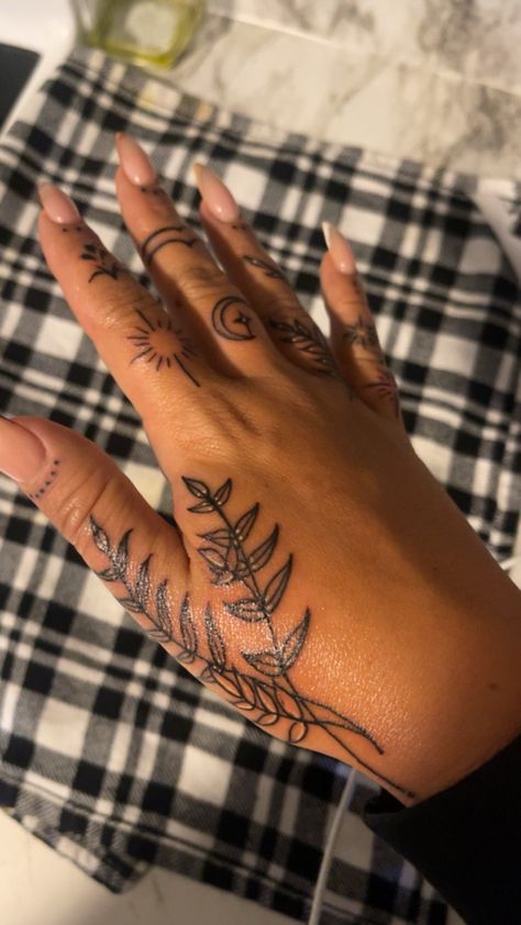 Women Hand Tattoos Ideas Flowers, Hand Tattoos On Black Women, Hand Tattoos For Black Women, Hand Tattoos Black Women, Earthy Tattoos, Hand And Finger Tattoos, Cute Hand Tattoos, Pretty Hand Tattoos, Hand Tats