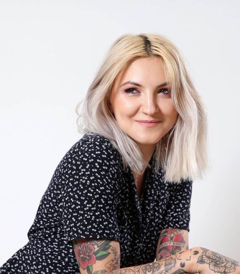 Julia Michaels, Celebrity Singers, Let Your Hair Down, Justin Timberlake, Photography Women, Hottest Celebrities, Pop Star, Cut And Color, Celebrities Female