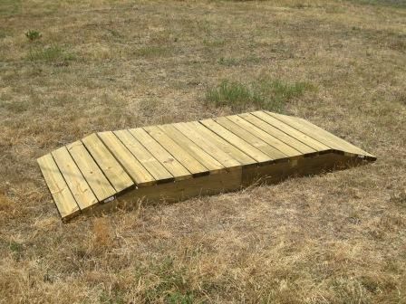 Horse Obstacle Course -- wooden trail bridge Horse Obstacle Course, Paddock Trail, Horse Training Exercises, Cross Country Jumps, Horse Lessons, Horse Arena, Diy Horse, Horse Exercises, Horse Info