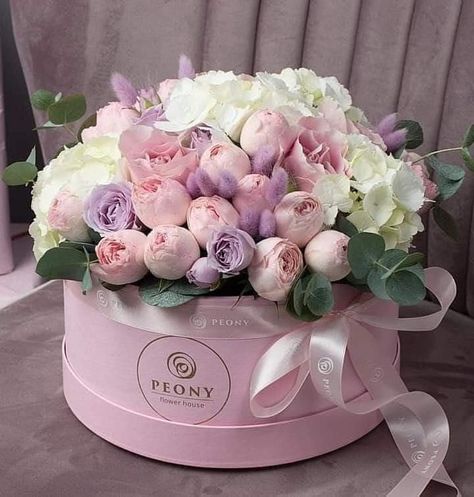 Hat Box Flowers, Rose Flower Arrangements, Luxury Flower Bouquets, Flower Box Gift, Flower Gift Ideas, Flower Vase Arrangements, Flower Boutique, Flower Arrangements Simple, Flowers Bouquet Gift