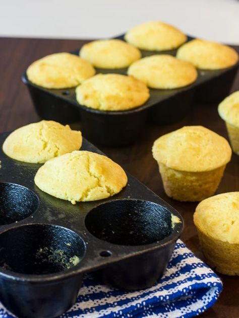 Cornbread Mini Muffins, Cast Iron Muffin Pan, Buttery Cornbread, Muffin Pan Recipes, Chili Stew, Savory Cornbread, Cornbread Muffins Recipe, Mini Muffin Recipe, Cornbread Cake