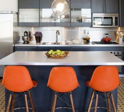 orange & navy kitchen Blue Orange Kitchen, Grey Kitchen Interior, Kitchen Color Orange, Серая Кухня, Kitchen Design Color, Kitchen Counter Stools, Orange Kitchen, Home Decor Colors, Blue Room