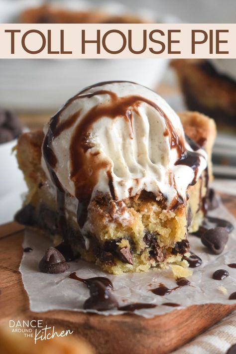 pie with ice cream and chocolate drizzle Toll House Pie, Tollhouse Pie, Dance Around The Kitchen, Bakery Chocolate Chip Cookies, Chocolate Chip Cookie Pie, Ice Cream Pie Recipe, Chocolate Chip Pie, Chocolate Cobbler, Ice Cream Pie