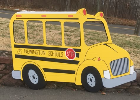 School bus photo booth prop Kindergarten Registration Photo Booth, Cocomelon Photo Booth Frame, School Bus Decoration Ideas, Cardboard School Bus, School Bus Photo Booth, Cocomelon School Bus, School Bus Photo, Cardboard Bus, Bus Photo Booth