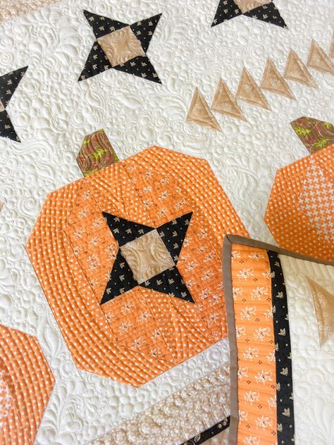 Pumpkin Quilts, Pumpkin Quilt Pattern, Quilted Wall Hangings Patterns, Quilted Placemat Patterns, Halloween Quilt Patterns, Fall Quilt Patterns, Quilts Decor, Handmade Table Runner, Placemats Patterns