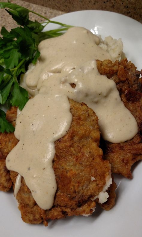 Venison Country Fried Steak with Country Gravy - Cook'n with Mrs. G Milk Gravy Recipe, Deer Steak Recipes, Venison Steak Recipes, Cooking Venison Steaks, Deer Steak, Steak Strips, Elk Recipes, Milk Gravy, Deer Recipes