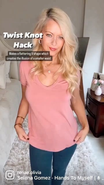 Shirt Twist Hack, How To Cinch A Tshirt, How To Cinch A Shirt In The Back, Twist Shirt Hack, Twist Knot Shirt Diy, How To Cinch A Shirt, How To Knot A Tee Shirt Step By Step, Diy Twist Front Shirt, How To Tie A Tshirt Knot